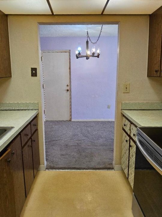 待售: $255,000 (2 贝兹, 2 浴室, 918 平方英尺)