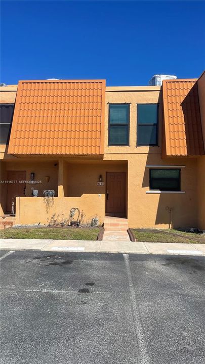 For Rent: $3,199 (3 beds, 2 baths, 1472 Square Feet)