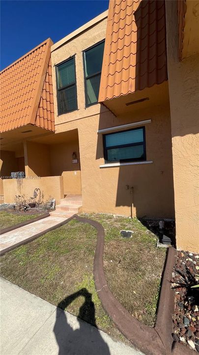 For Rent: $3,199 (3 beds, 2 baths, 1472 Square Feet)