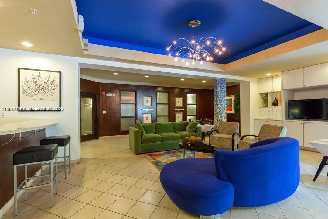 For Sale: $340,000 (2 beds, 1 baths, 842 Square Feet)