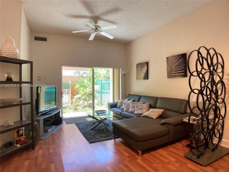 For Sale: $340,000 (2 beds, 1 baths, 842 Square Feet)