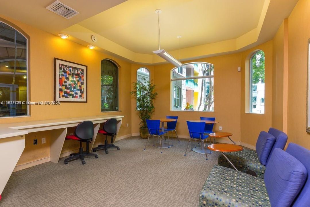 For Sale: $340,000 (2 beds, 1 baths, 842 Square Feet)