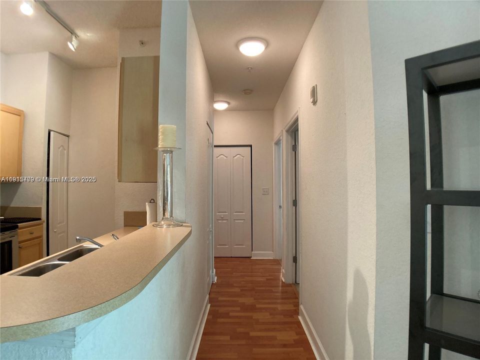 For Sale: $340,000 (2 beds, 1 baths, 842 Square Feet)