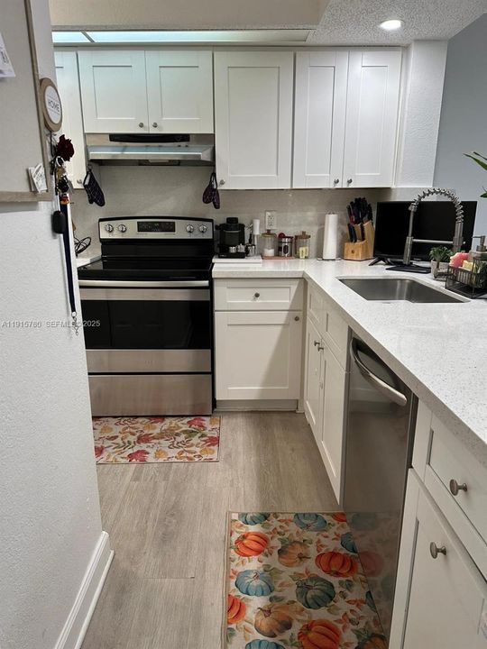 For Sale: $298,999 (2 beds, 2 baths, 1106 Square Feet)