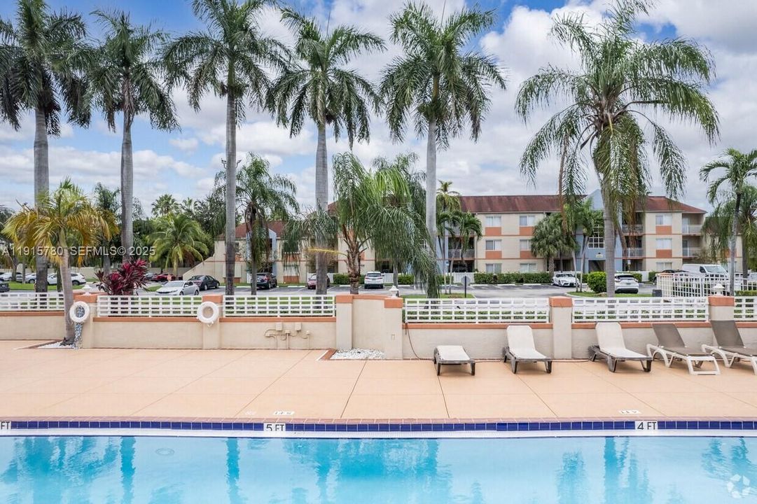 For Sale: $298,999 (2 beds, 2 baths, 1106 Square Feet)