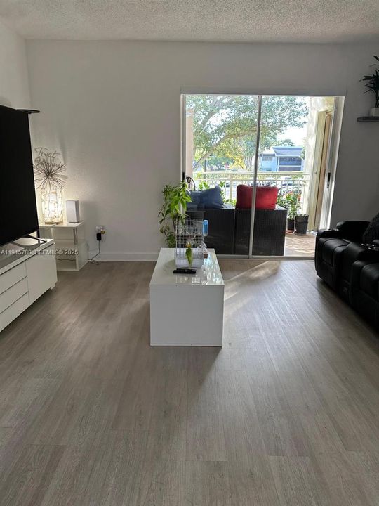 For Sale: $298,999 (2 beds, 2 baths, 1106 Square Feet)