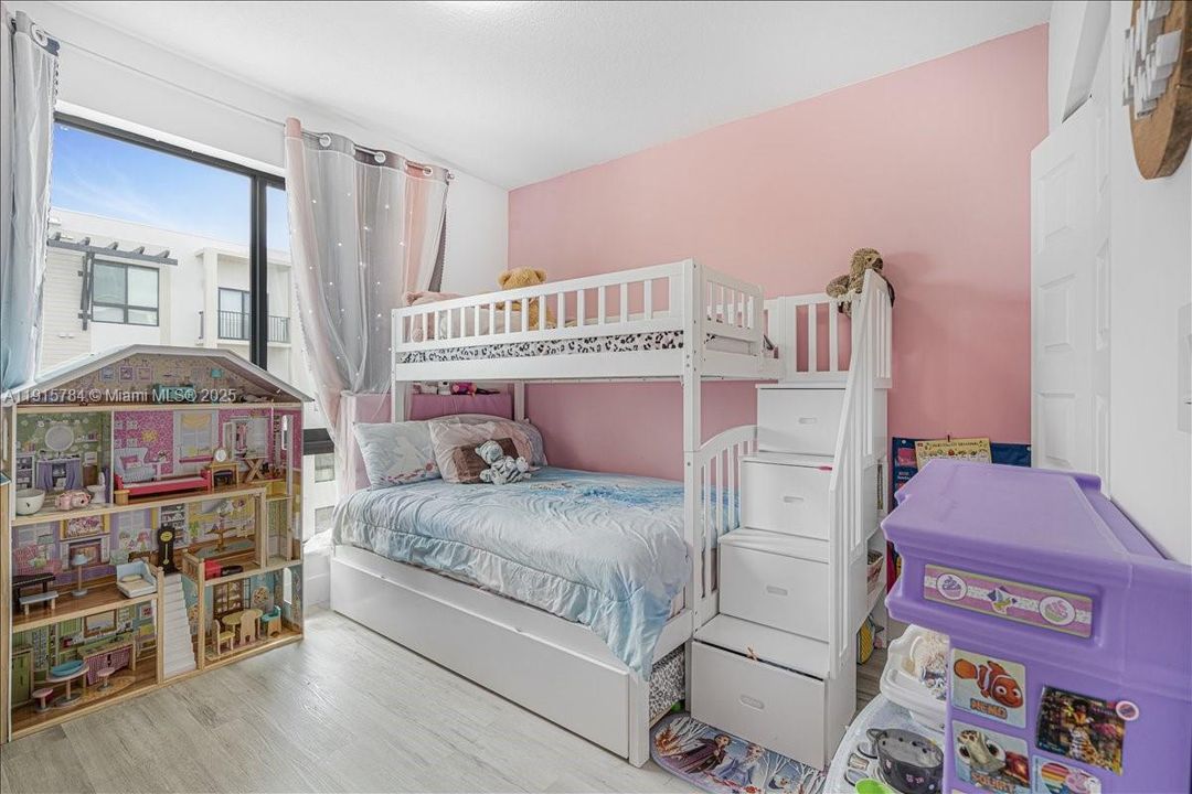 For Sale: $525,000 (3 beds, 2 baths, 1124 Square Feet)