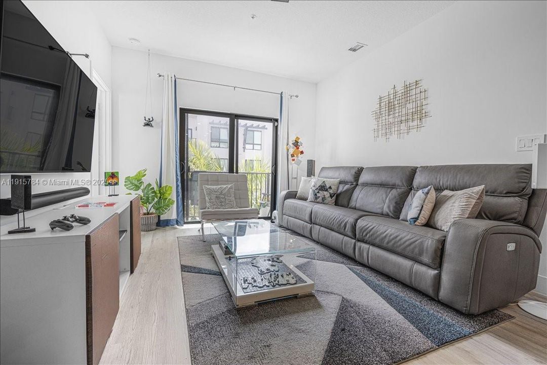 For Sale: $525,000 (3 beds, 2 baths, 1124 Square Feet)