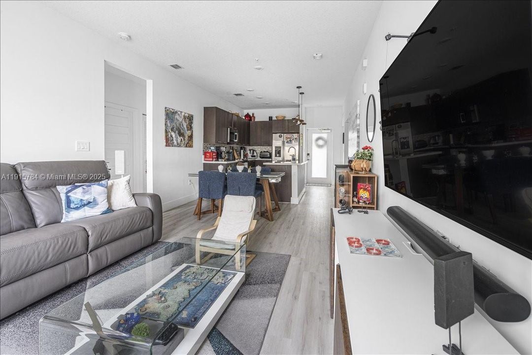 For Sale: $525,000 (3 beds, 2 baths, 1124 Square Feet)