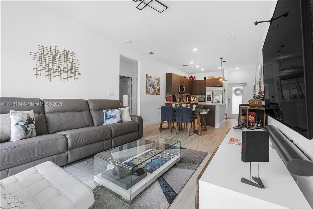 For Sale: $525,000 (3 beds, 2 baths, 1124 Square Feet)