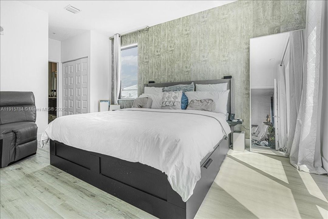 For Sale: $525,000 (3 beds, 2 baths, 1124 Square Feet)