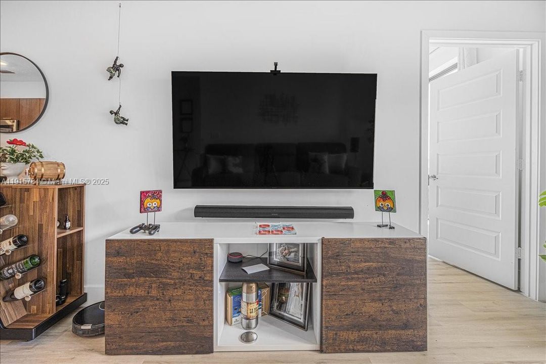 For Sale: $525,000 (3 beds, 2 baths, 1124 Square Feet)