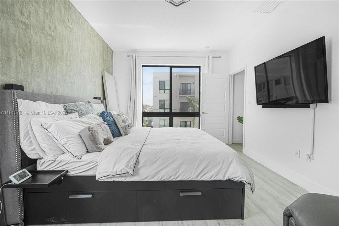 For Sale: $525,000 (3 beds, 2 baths, 1124 Square Feet)