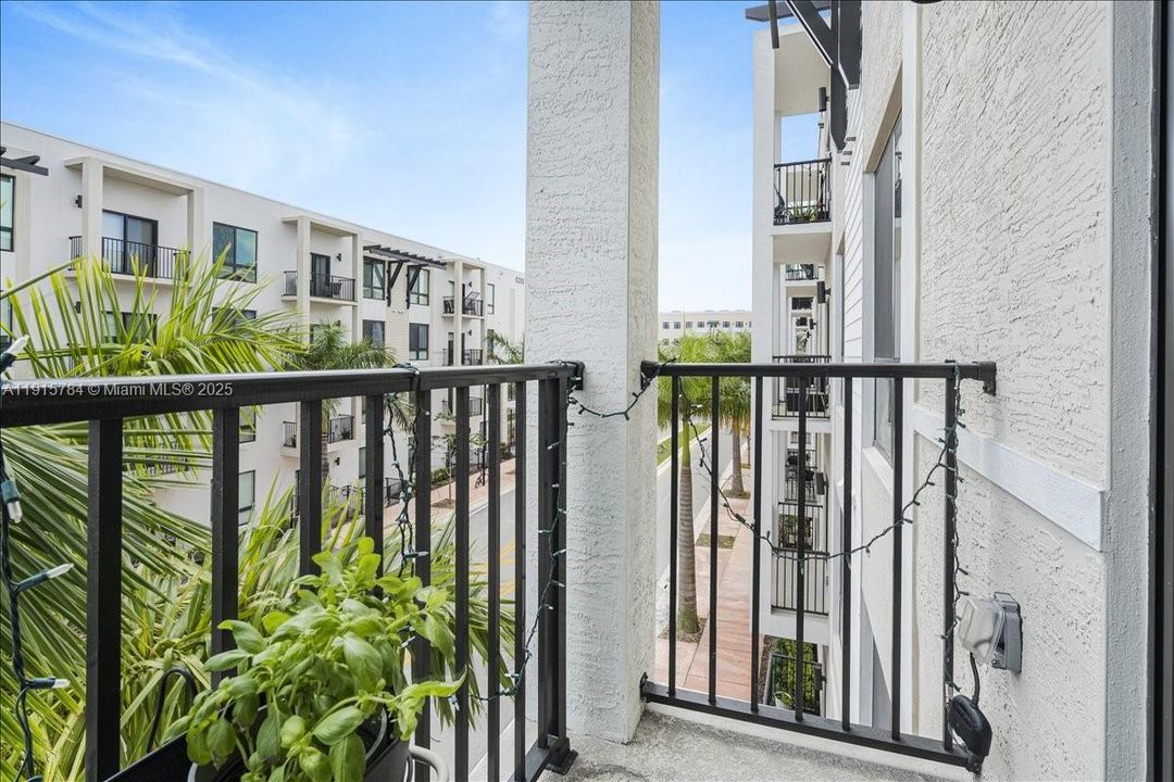 For Sale: $525,000 (3 beds, 2 baths, 1124 Square Feet)