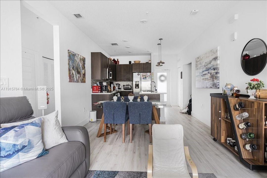 For Sale: $525,000 (3 beds, 2 baths, 1124 Square Feet)