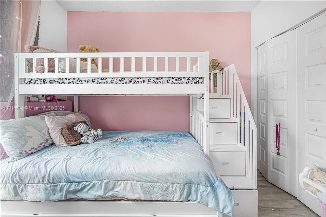 For Sale: $525,000 (3 beds, 2 baths, 1124 Square Feet)