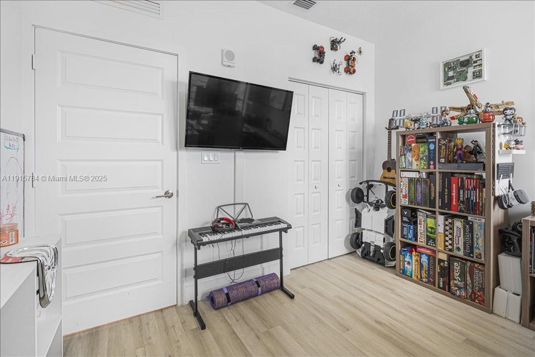 For Sale: $525,000 (3 beds, 2 baths, 1124 Square Feet)