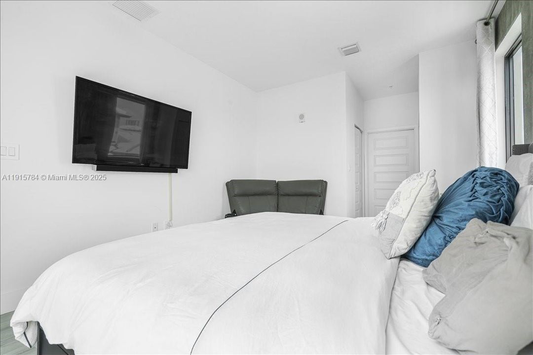 For Sale: $525,000 (3 beds, 2 baths, 1124 Square Feet)