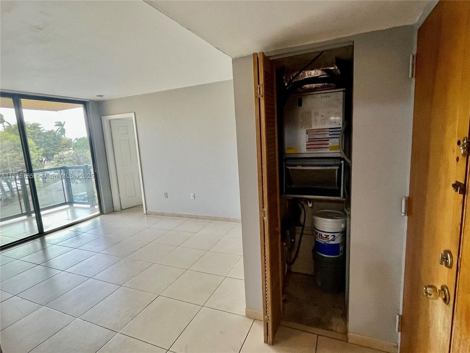 For Rent: $2,000 (2 beds, 2 baths, 898 Square Feet)