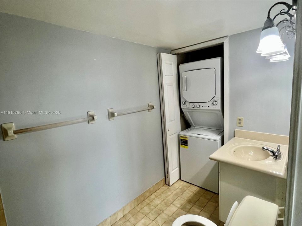 For Rent: $2,000 (2 beds, 2 baths, 898 Square Feet)