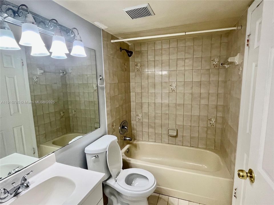 For Rent: $2,000 (2 beds, 2 baths, 898 Square Feet)