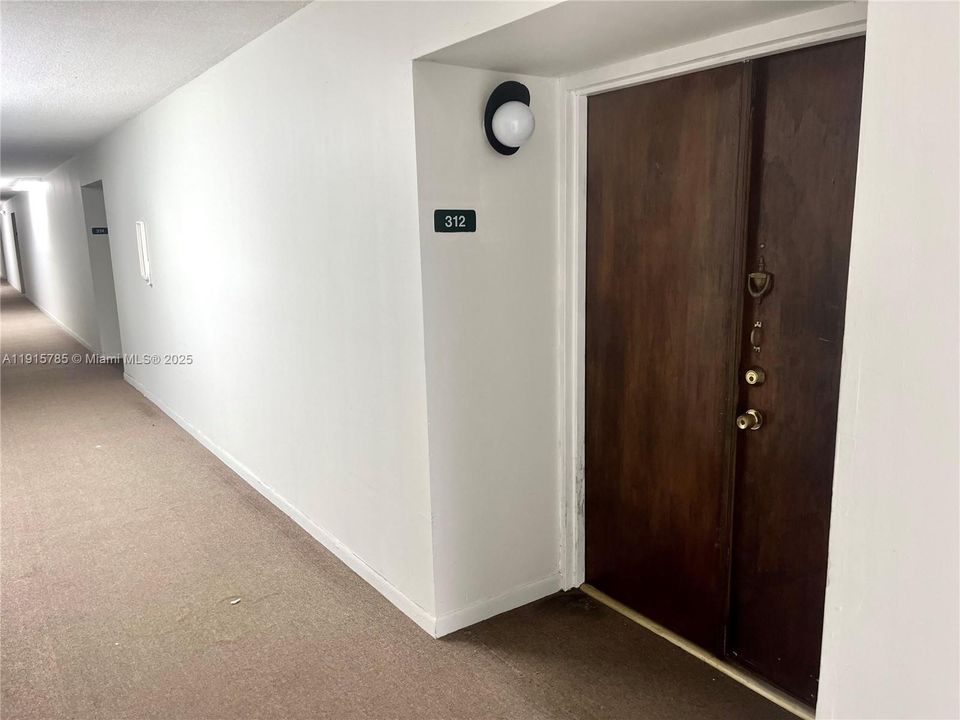 For Rent: $2,000 (2 beds, 2 baths, 898 Square Feet)