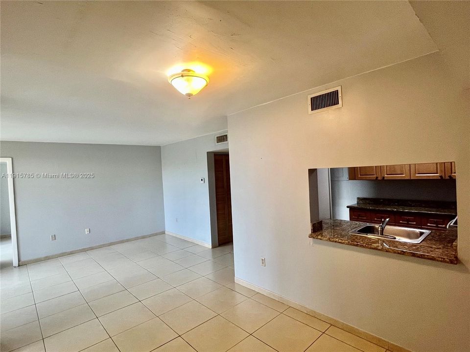 For Rent: $2,000 (2 beds, 2 baths, 898 Square Feet)