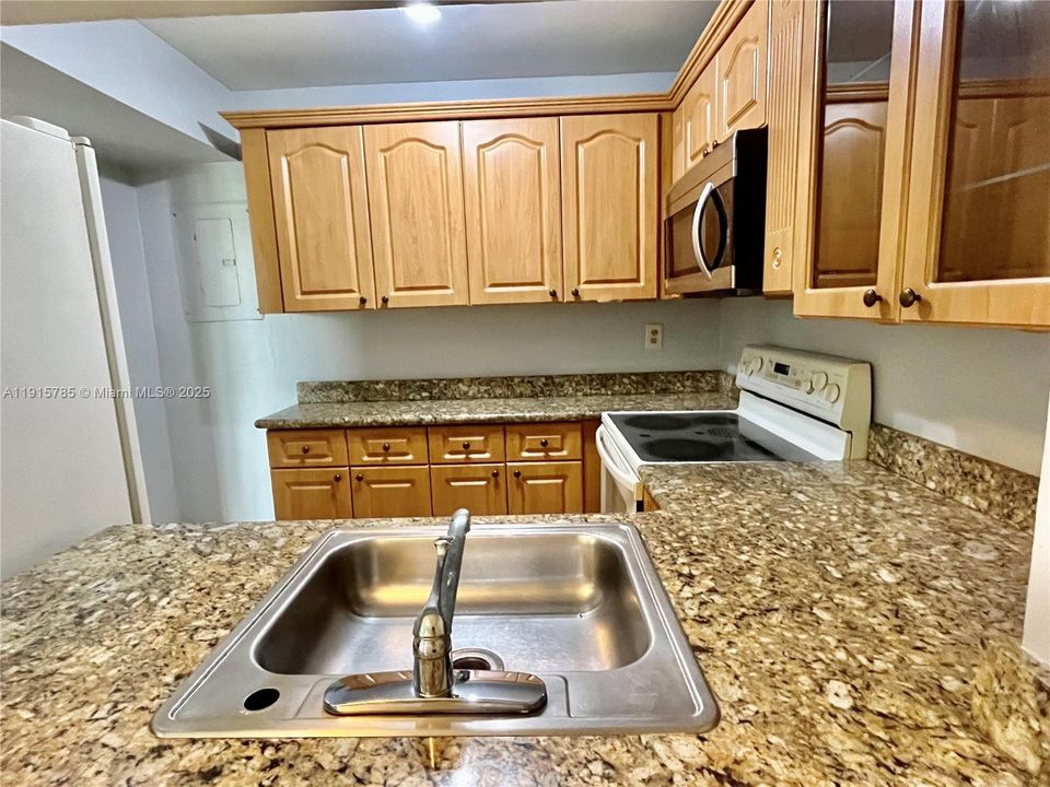 For Rent: $2,000 (2 beds, 2 baths, 898 Square Feet)