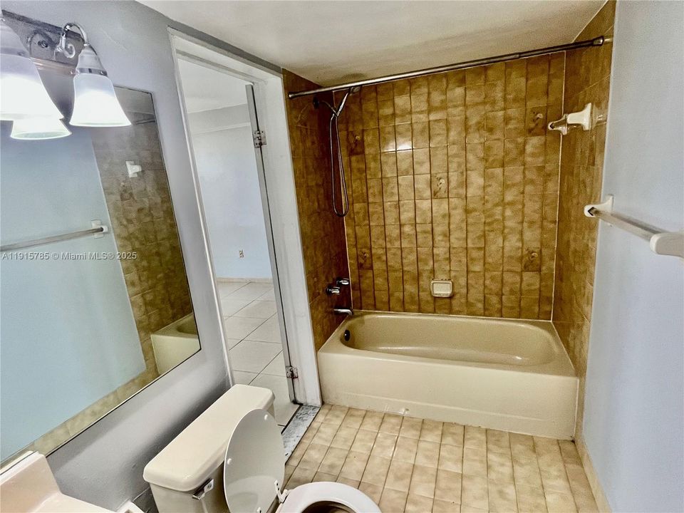 For Rent: $2,000 (2 beds, 2 baths, 898 Square Feet)