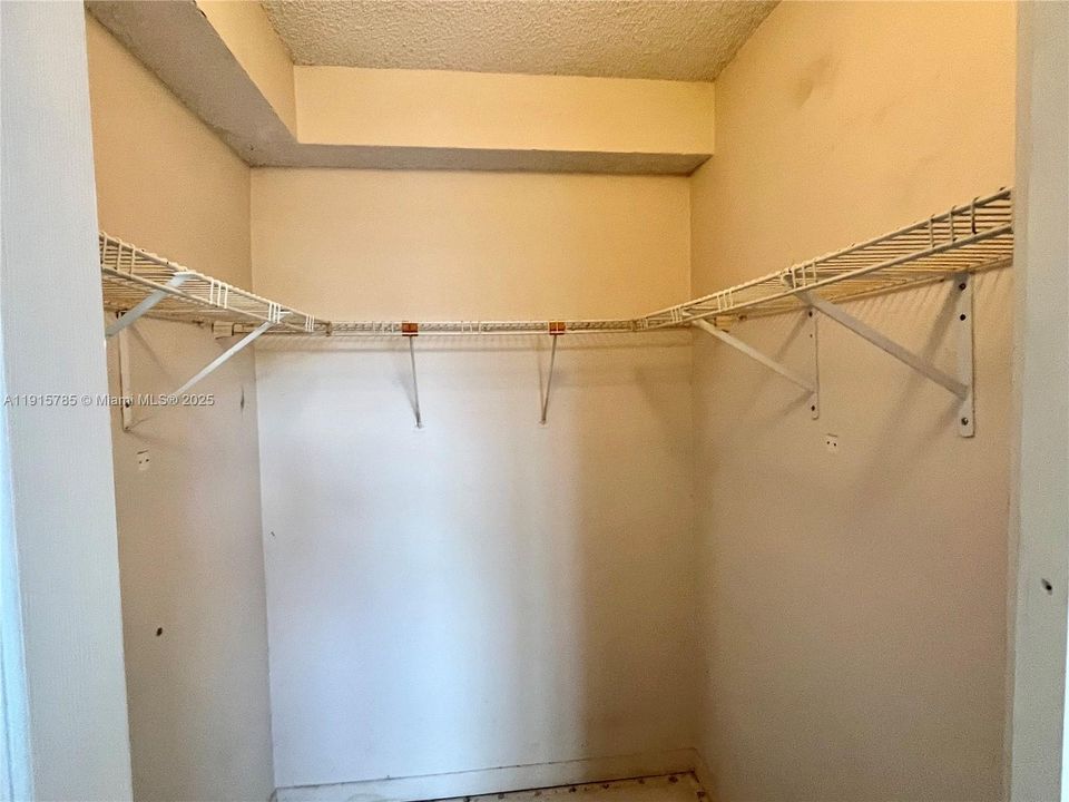 For Rent: $2,000 (2 beds, 2 baths, 898 Square Feet)