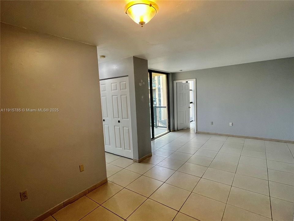 For Rent: $2,000 (2 beds, 2 baths, 898 Square Feet)