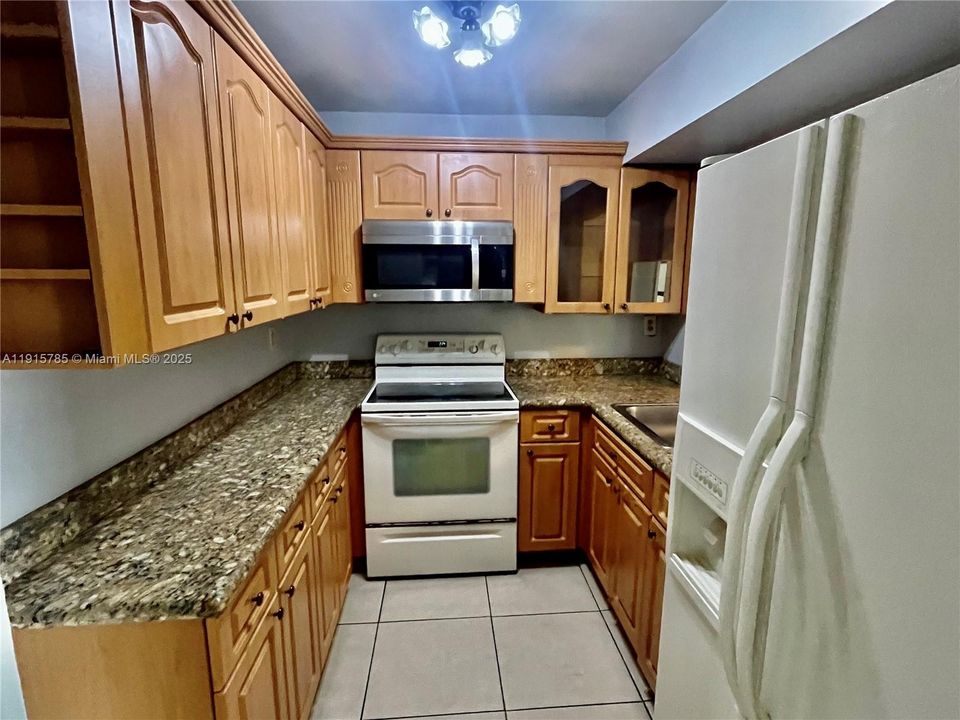 For Rent: $2,000 (2 beds, 2 baths, 898 Square Feet)