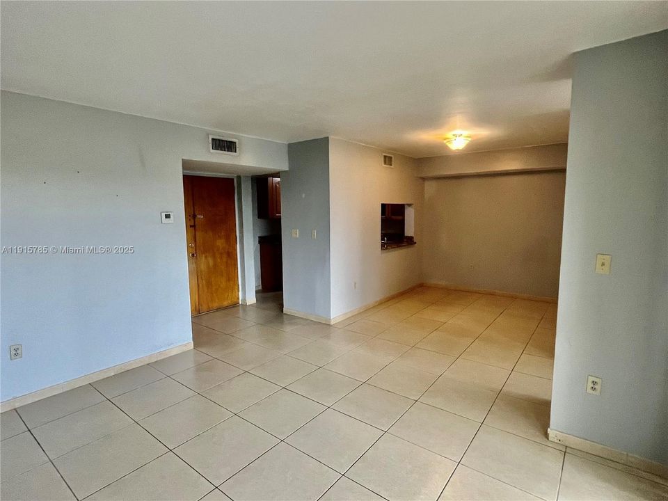 For Rent: $2,000 (2 beds, 2 baths, 898 Square Feet)