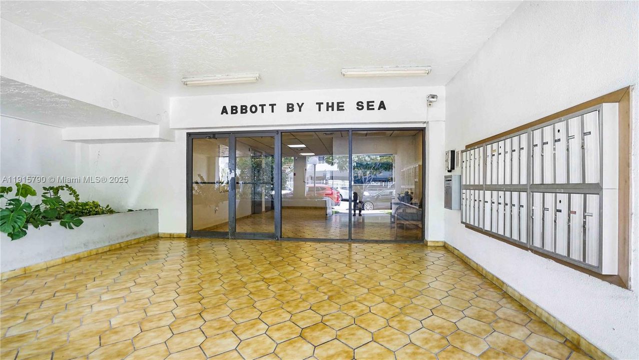 Active With Contract: $439,000 (2 beds, 2 baths, 1051 Square Feet)