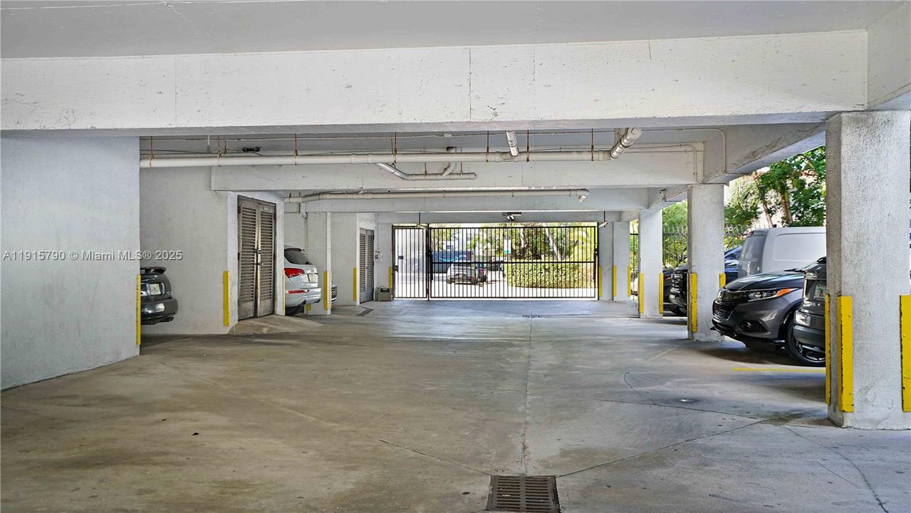 Active With Contract: $439,000 (2 beds, 2 baths, 1051 Square Feet)