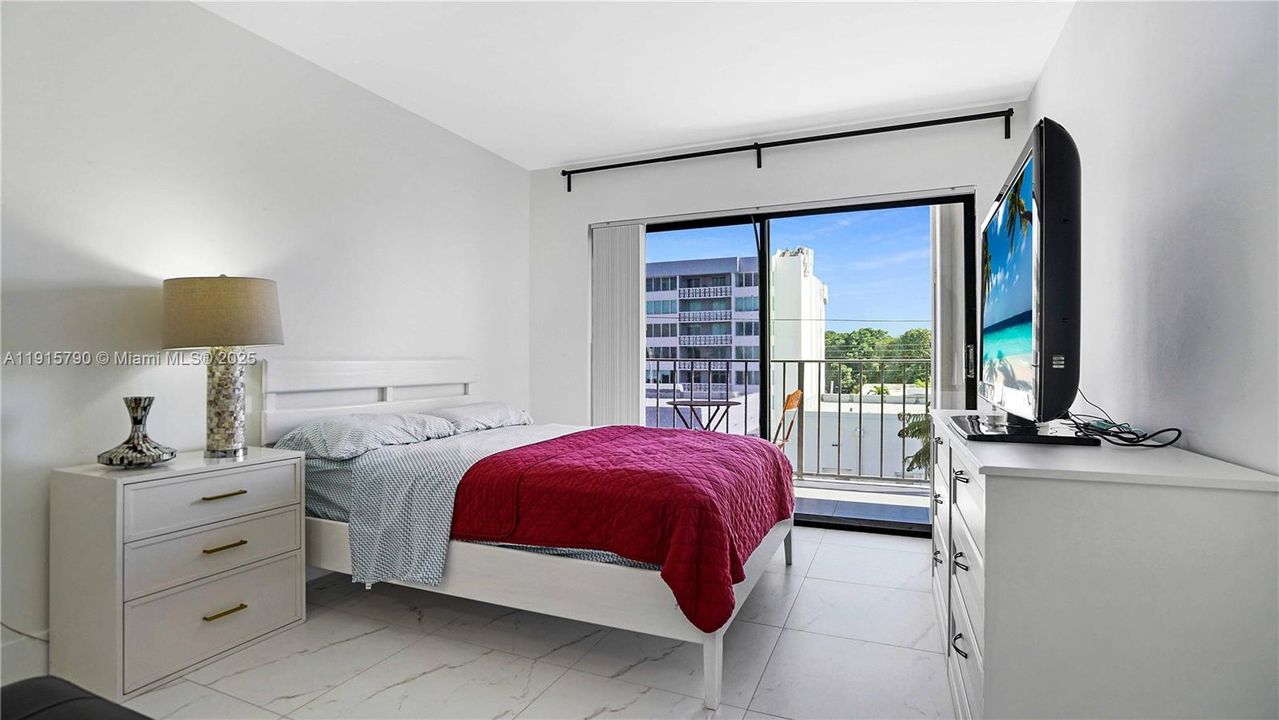 Active With Contract: $439,000 (2 beds, 2 baths, 1051 Square Feet)