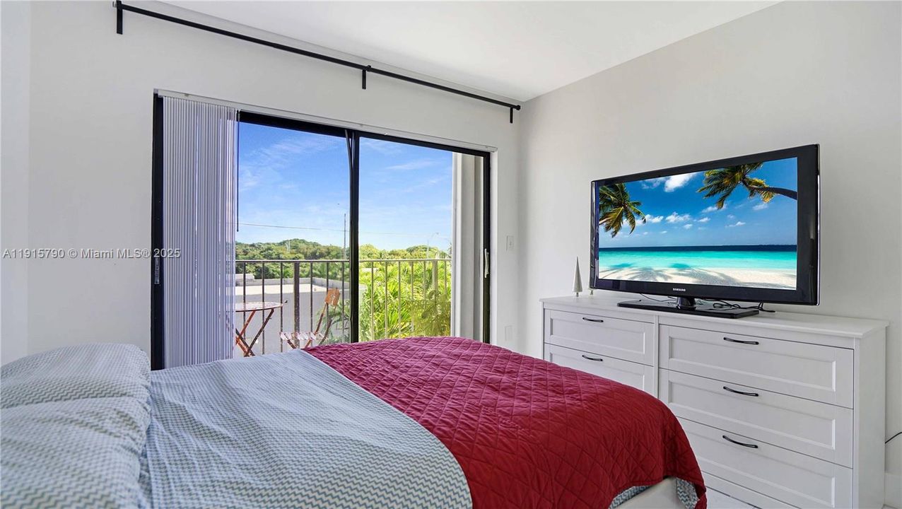 Active With Contract: $439,000 (2 beds, 2 baths, 1051 Square Feet)