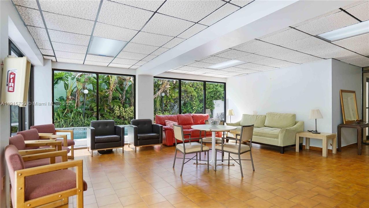 Active With Contract: $439,000 (2 beds, 2 baths, 1051 Square Feet)