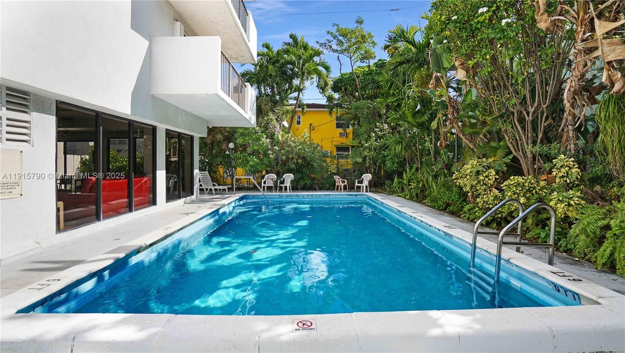 Active With Contract: $439,000 (2 beds, 2 baths, 1051 Square Feet)