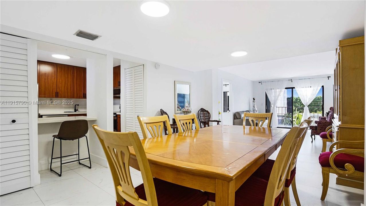 Active With Contract: $439,000 (2 beds, 2 baths, 1051 Square Feet)