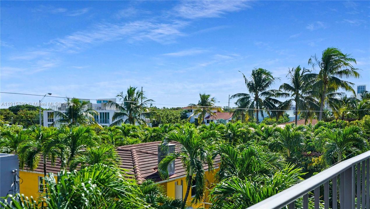 Active With Contract: $439,000 (2 beds, 2 baths, 1051 Square Feet)