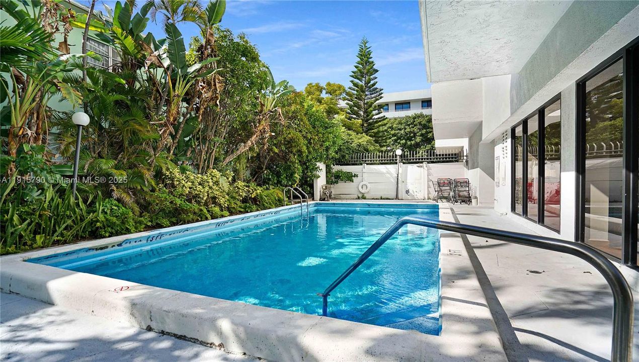 Active With Contract: $439,000 (2 beds, 2 baths, 1051 Square Feet)