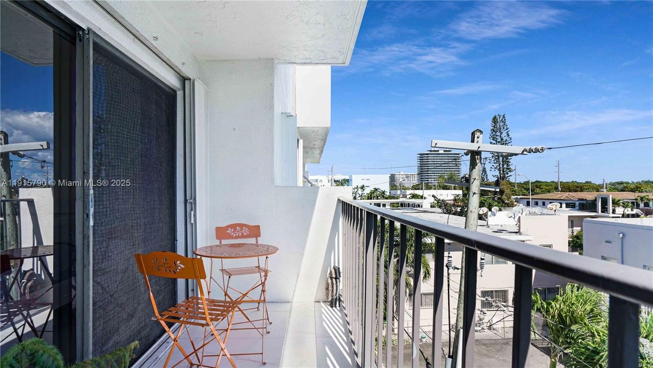 Active With Contract: $439,000 (2 beds, 2 baths, 1051 Square Feet)