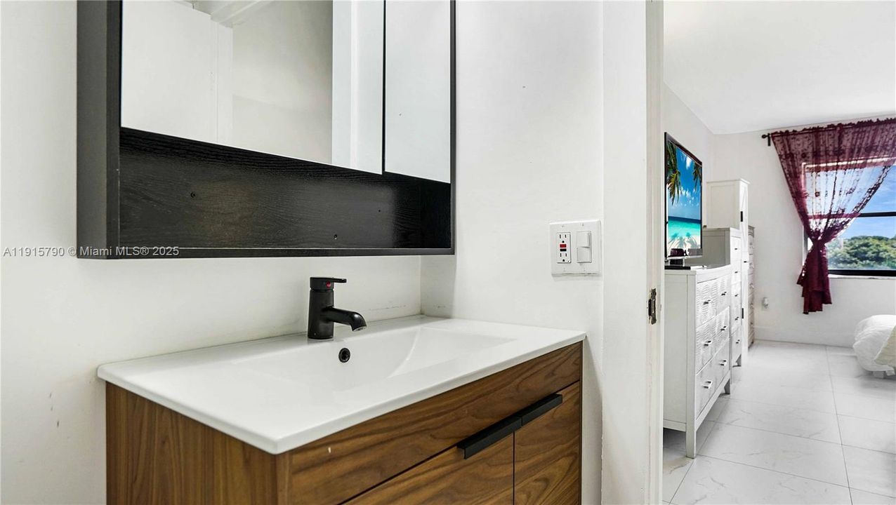 Active With Contract: $439,000 (2 beds, 2 baths, 1051 Square Feet)