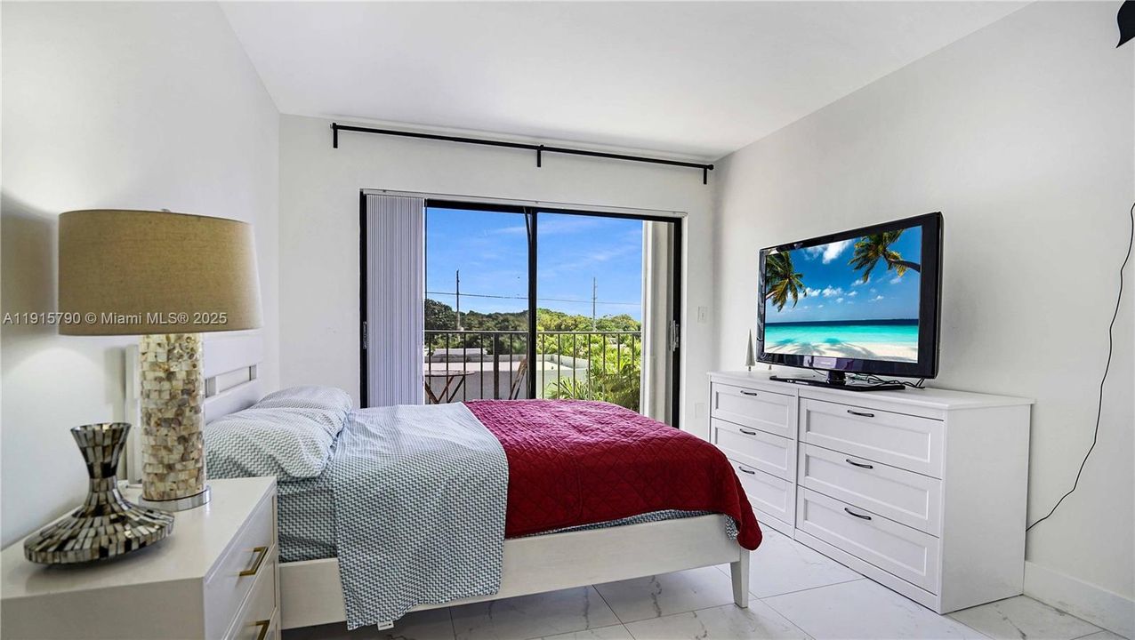 Active With Contract: $439,000 (2 beds, 2 baths, 1051 Square Feet)