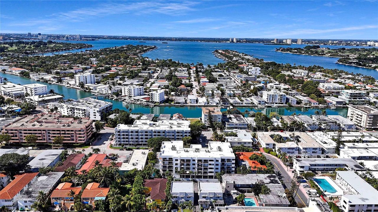 Active With Contract: $439,000 (2 beds, 2 baths, 1051 Square Feet)