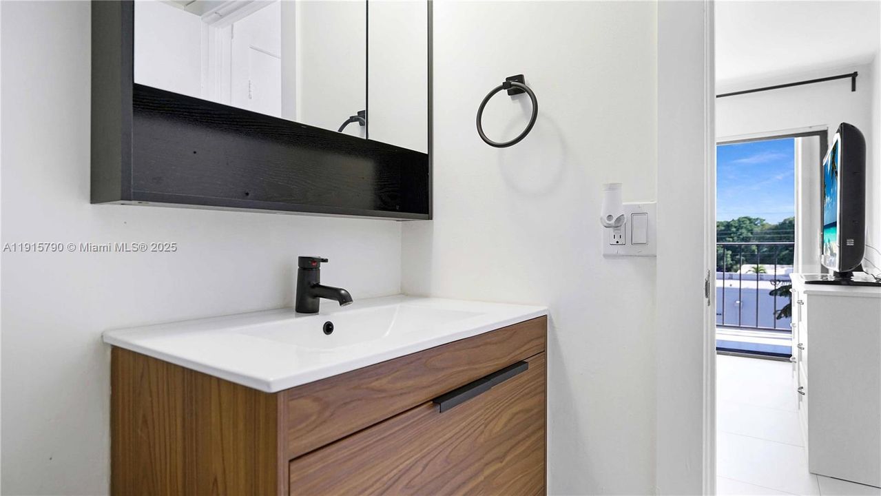 Active With Contract: $439,000 (2 beds, 2 baths, 1051 Square Feet)