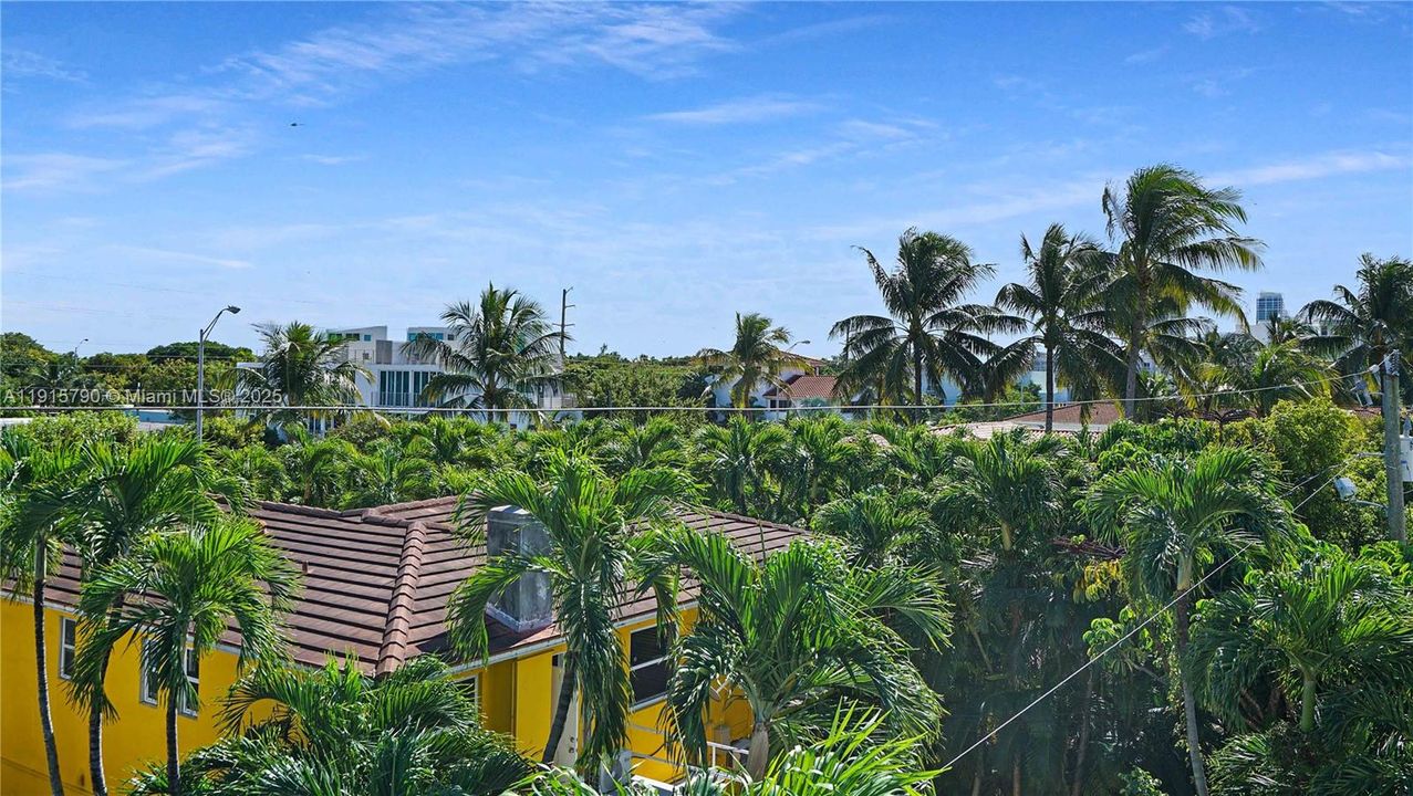 Active With Contract: $439,000 (2 beds, 2 baths, 1051 Square Feet)