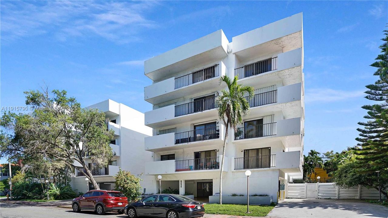 Active With Contract: $439,000 (2 beds, 2 baths, 1051 Square Feet)