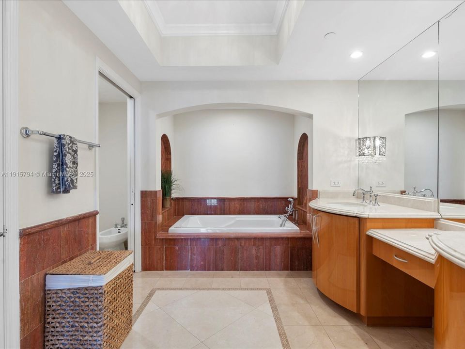 For Sale: $3,375,000 (3 beds, 3 baths, 2214 Square Feet)